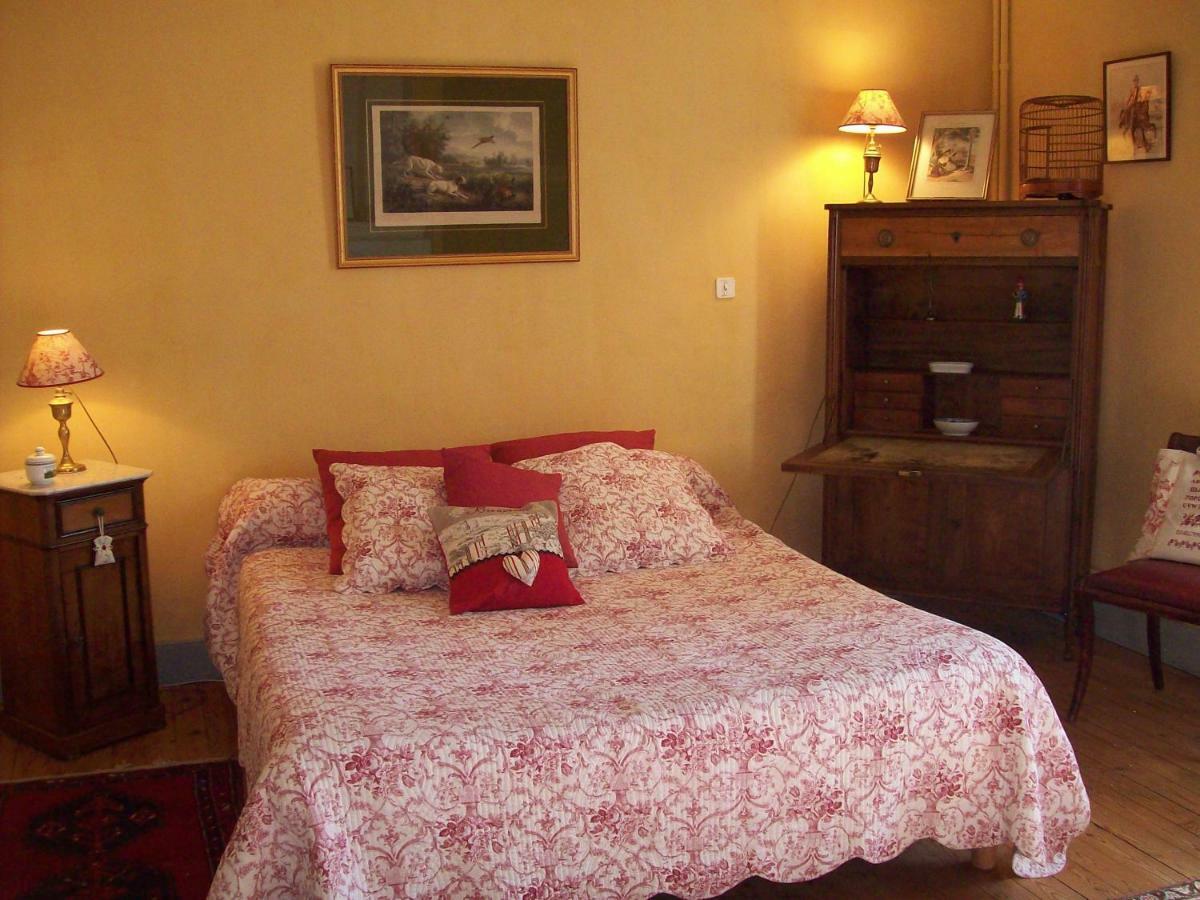 Chateau La Gentilhommiere Du Puits Notre-Dame 30 Rue De L'Eglise 24110 Saint Leon Sur L'Isle מראה חיצוני תמונה