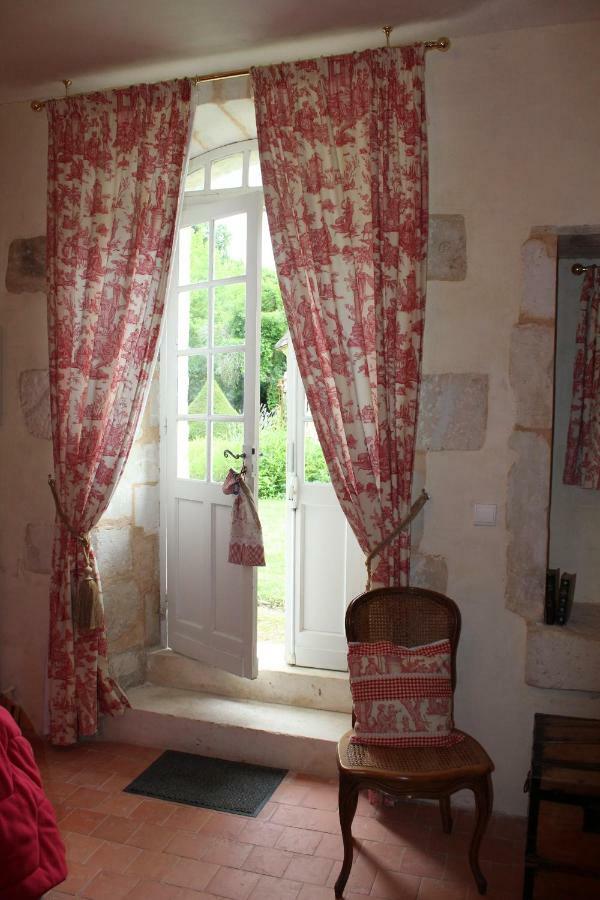 Chateau La Gentilhommiere Du Puits Notre-Dame 30 Rue De L'Eglise 24110 Saint Leon Sur L'Isle מראה חיצוני תמונה