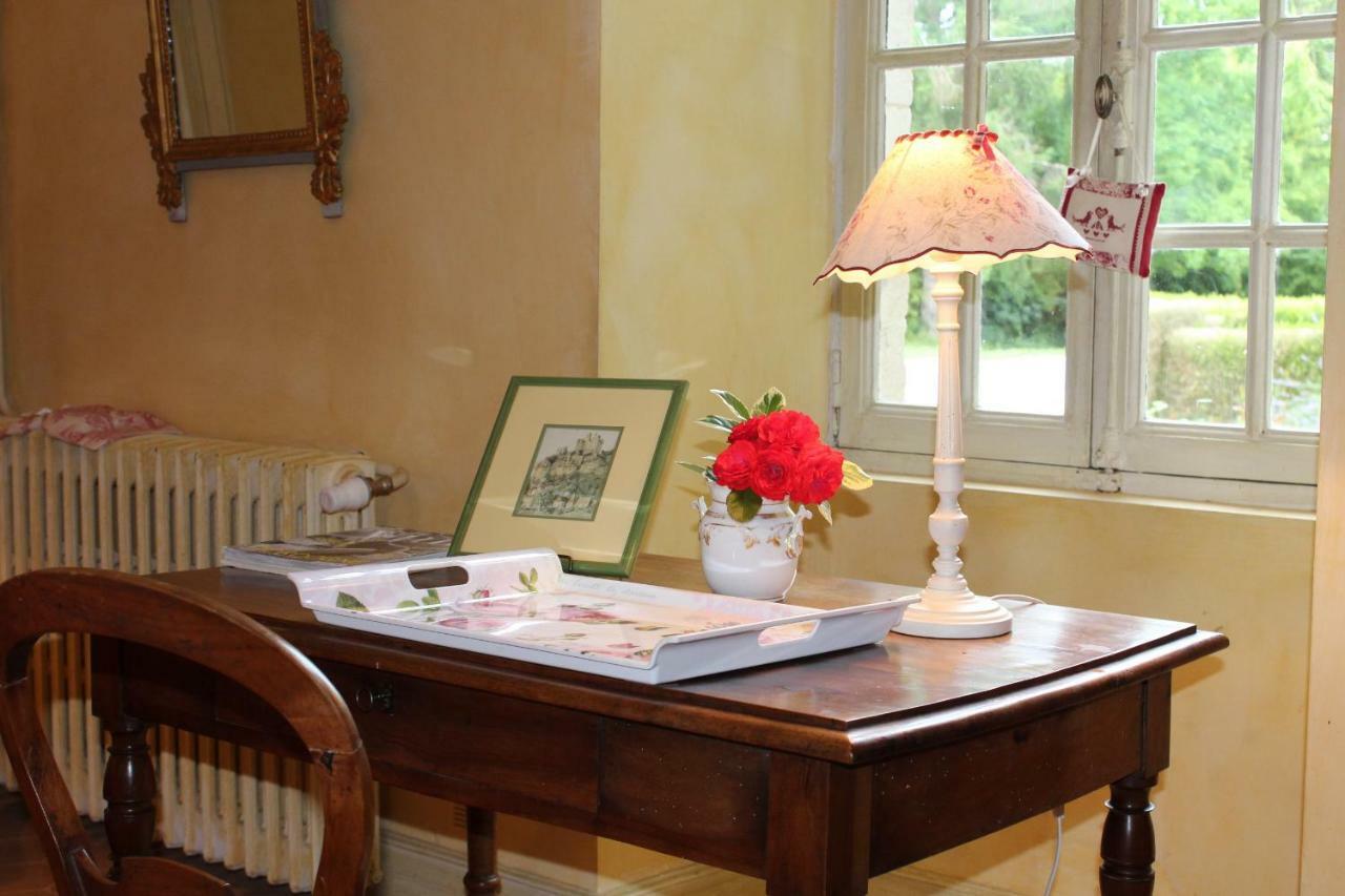 Chateau La Gentilhommiere Du Puits Notre-Dame 30 Rue De L'Eglise 24110 Saint Leon Sur L'Isle מראה חיצוני תמונה