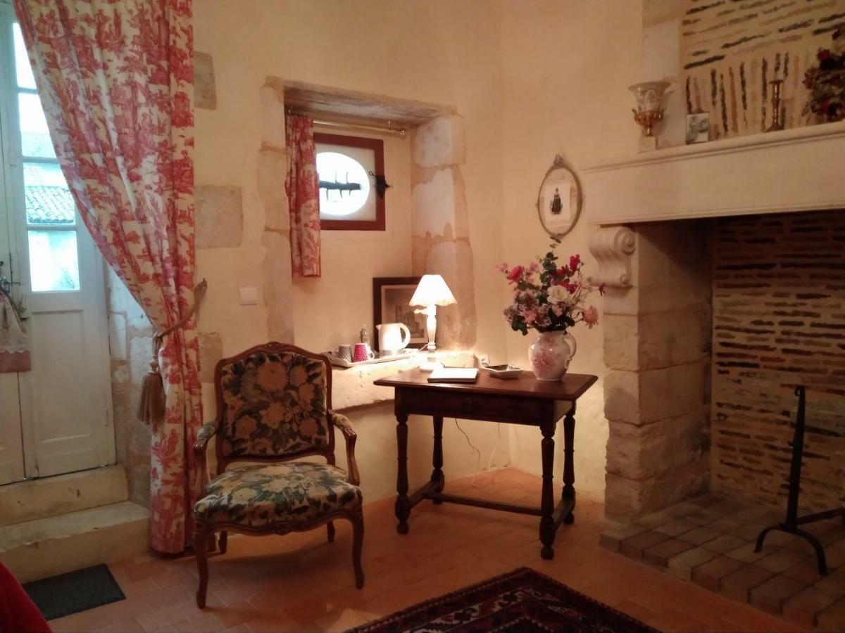 Chateau La Gentilhommiere Du Puits Notre-Dame 30 Rue De L'Eglise 24110 Saint Leon Sur L'Isle מראה חיצוני תמונה