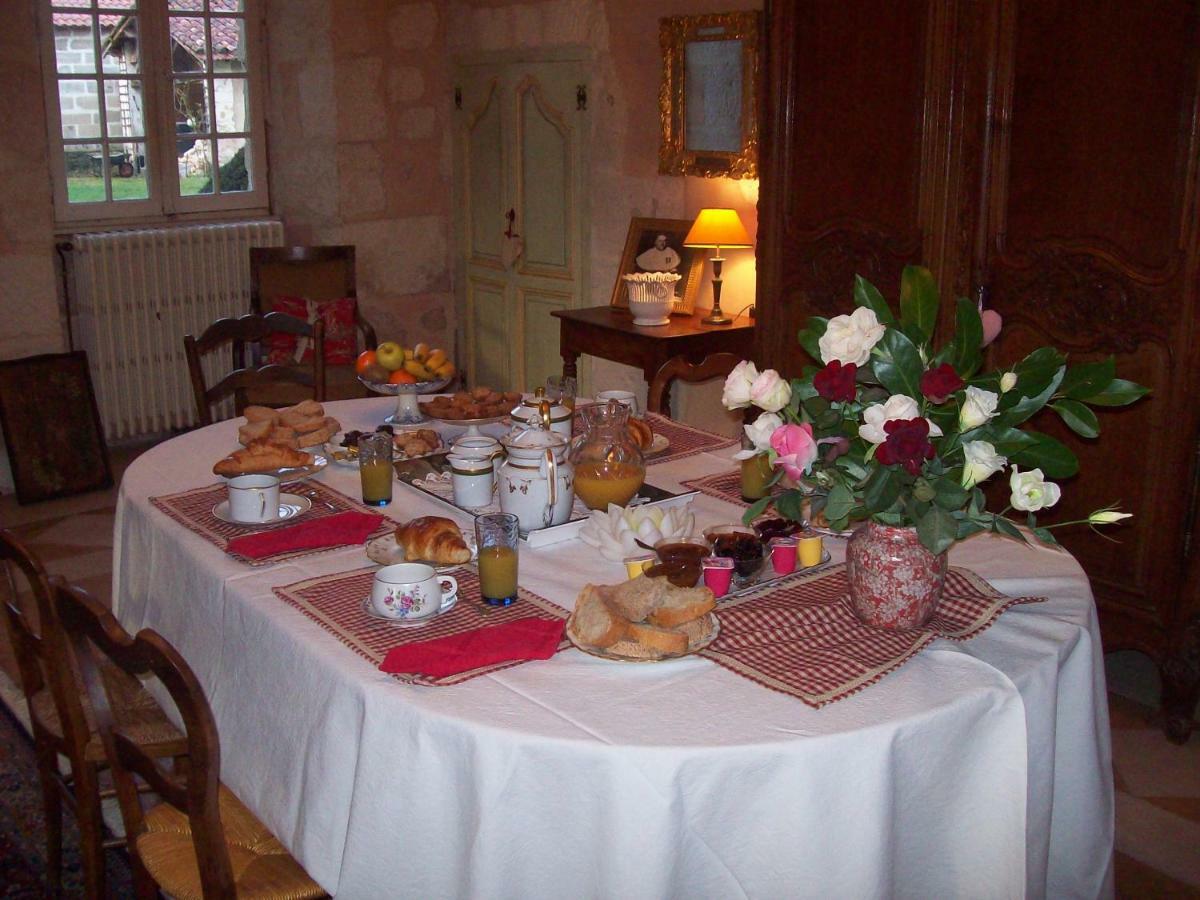 Chateau La Gentilhommiere Du Puits Notre-Dame 30 Rue De L'Eglise 24110 Saint Leon Sur L'Isle מראה חיצוני תמונה