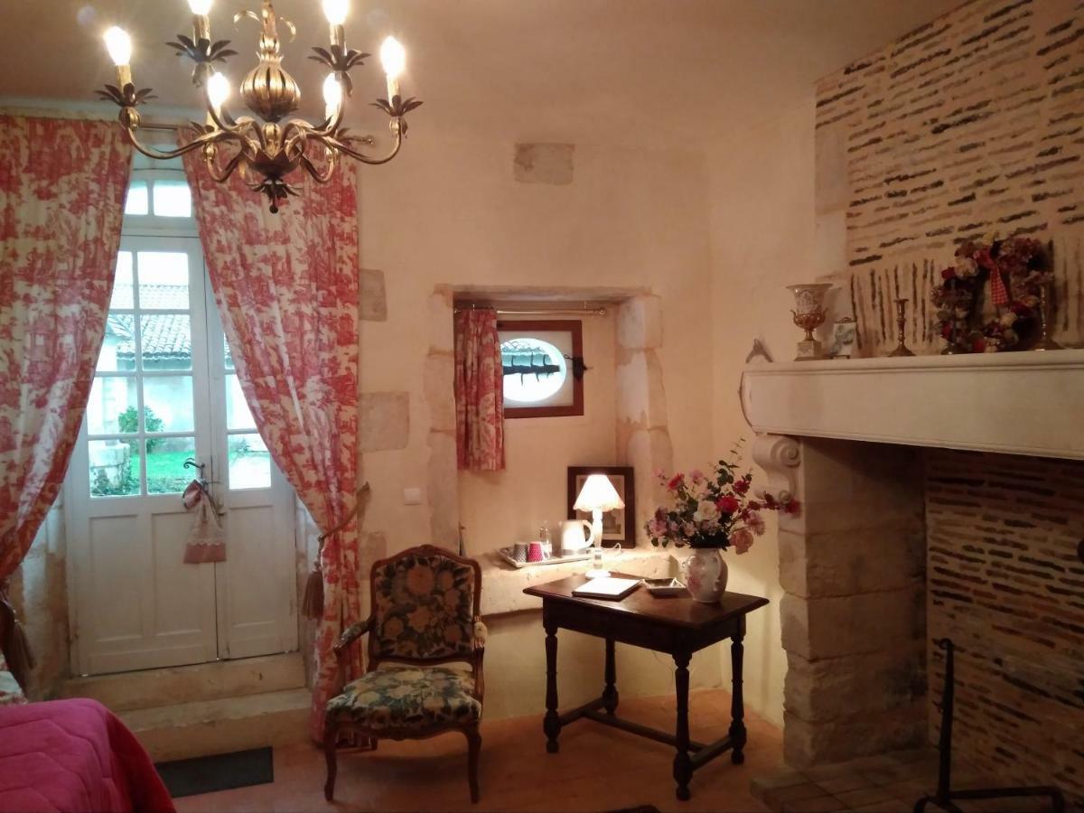 Chateau La Gentilhommiere Du Puits Notre-Dame 30 Rue De L'Eglise 24110 Saint Leon Sur L'Isle מראה חיצוני תמונה